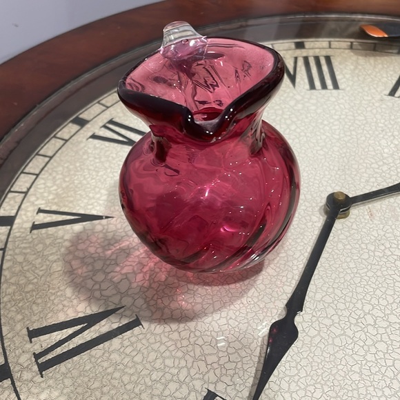 Small vintage cranberry hand blown pitcher - Picture 2 of 4